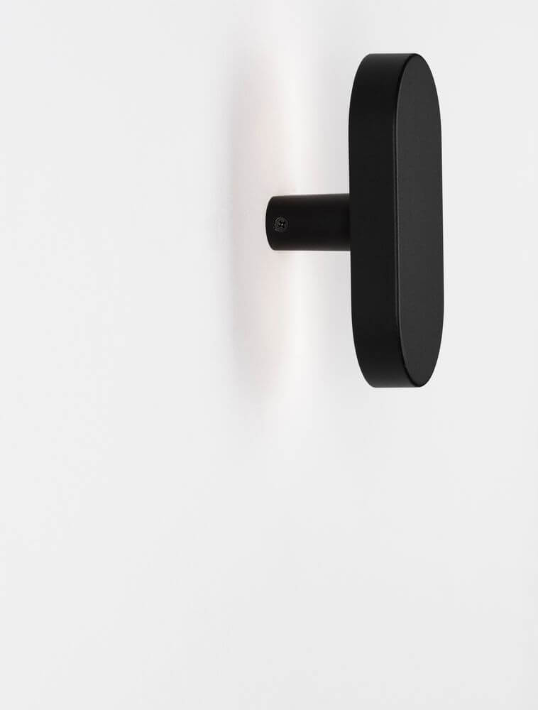 Ofir LED Außenwandleuchte 3000K Schwarz IP54 an einer Wand montiert, elegantes modernes Design, warmweißes Licht.