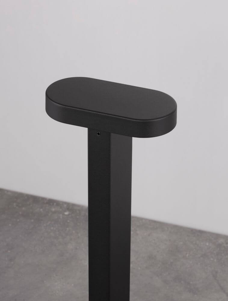 Moderne schwarze LED Wegeleuchte aus Aluminium, ideal für Garten und Terrasse, robust und elegant.