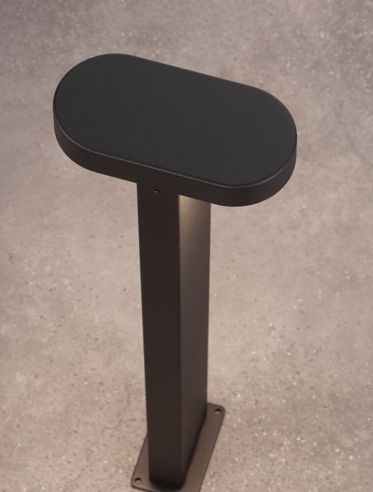 Moderne Ofir LED Außenwegeleuchte in Schwarz mit Aluminiumrahmen, ideal für Garten und Terrasse.