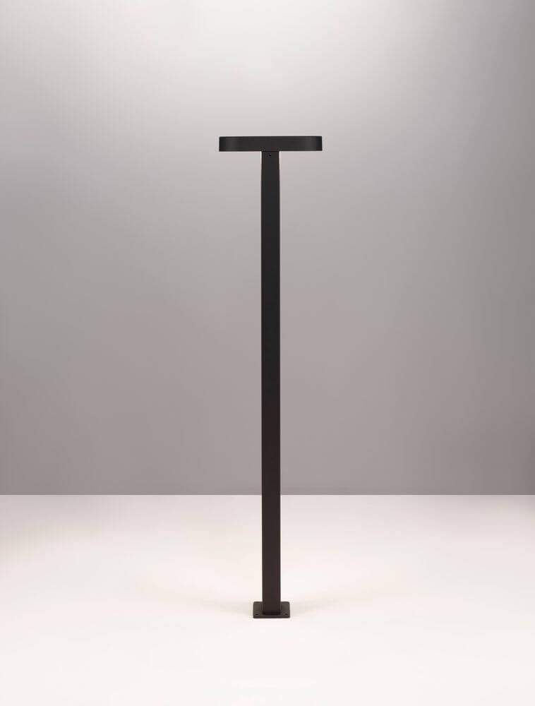 Moderne schwarze Ofir LED Außenwegeleuchte aus Aluminium, ideal für Garten und Terrasse.