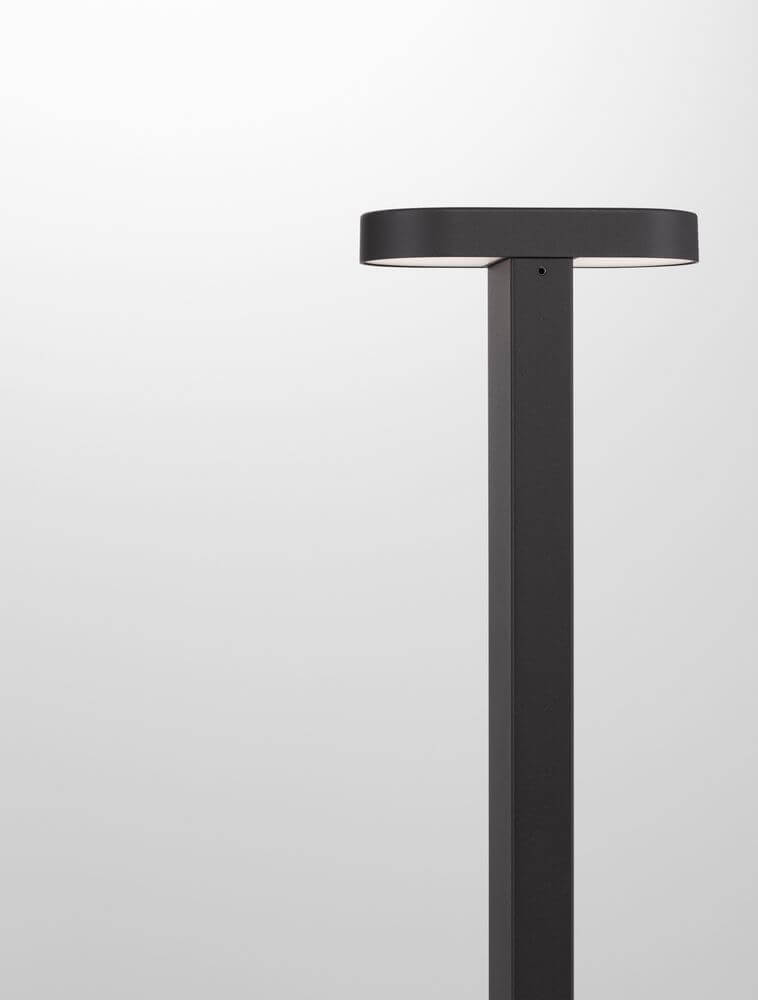 Moderne Ofir LED Außenwegeleuchte in Schwarz, ideal für Garten und Terrasse, mit robustem Aluminiumrahmen.