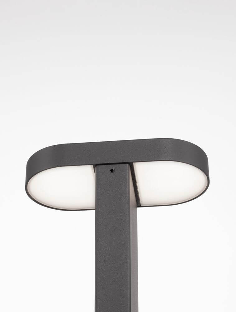 Moderne Ofir LED Außenwegeleuchte in Schwarz mit flacher, runder Lichtaustrittsfläche aus lichtdurchlässigem Acryl.