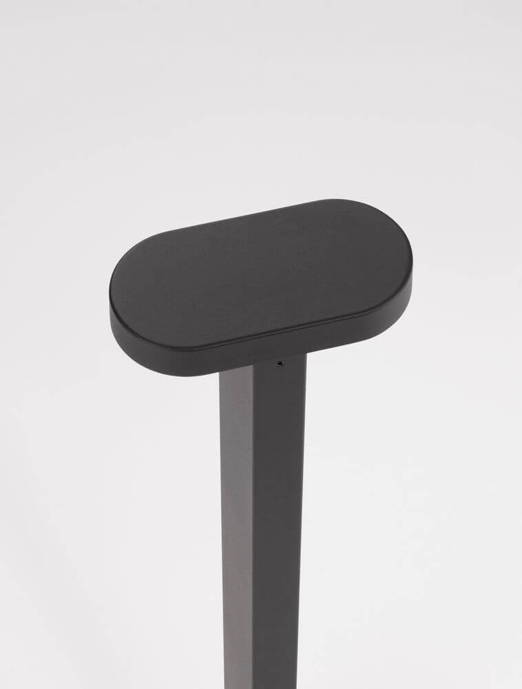 Oberfläche der Ofir LED Außenwegeleuchte in Schwarz, ovales Design mit schmalem Sockel.