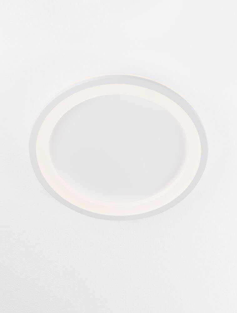 Oggy LED Deckenleuchte Ø 37cm 3000K mit schlanker Form und warmem Lichtdesign.