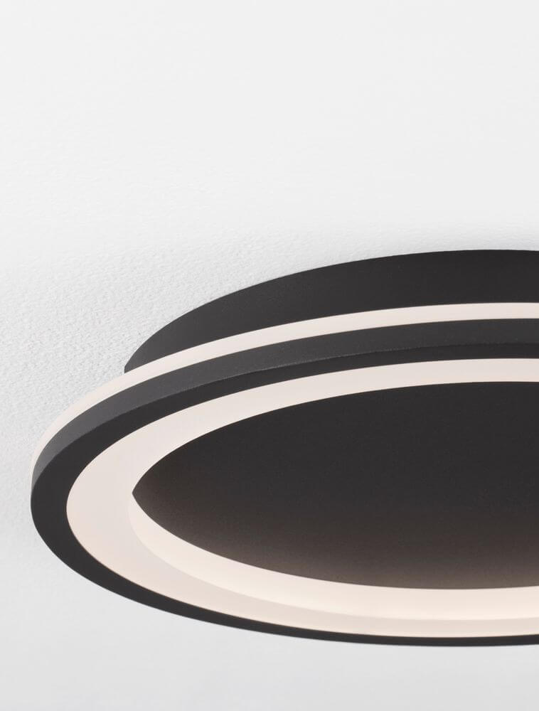 Oggy LED Deckenleuchte Ø 37cm 3000K in schlankem Design mit mattschwarzer Oberfläche und warmem Licht.