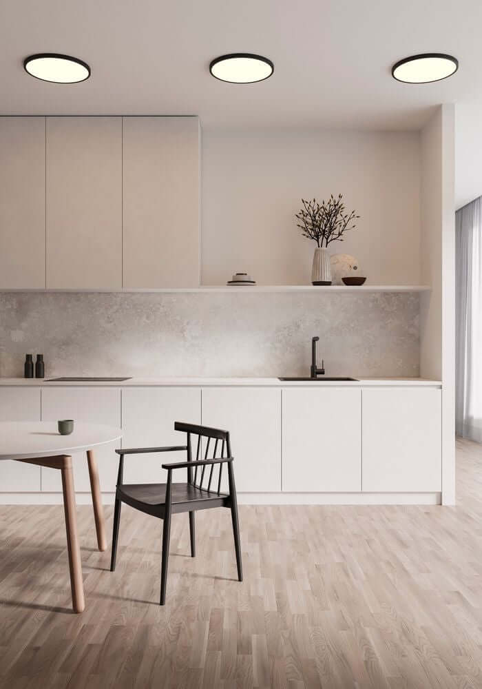 Oja Smart 42 LED Deckenleuchte in modernem Kücheninterieur mit minimalistischer Einrichtung und warmem Licht.