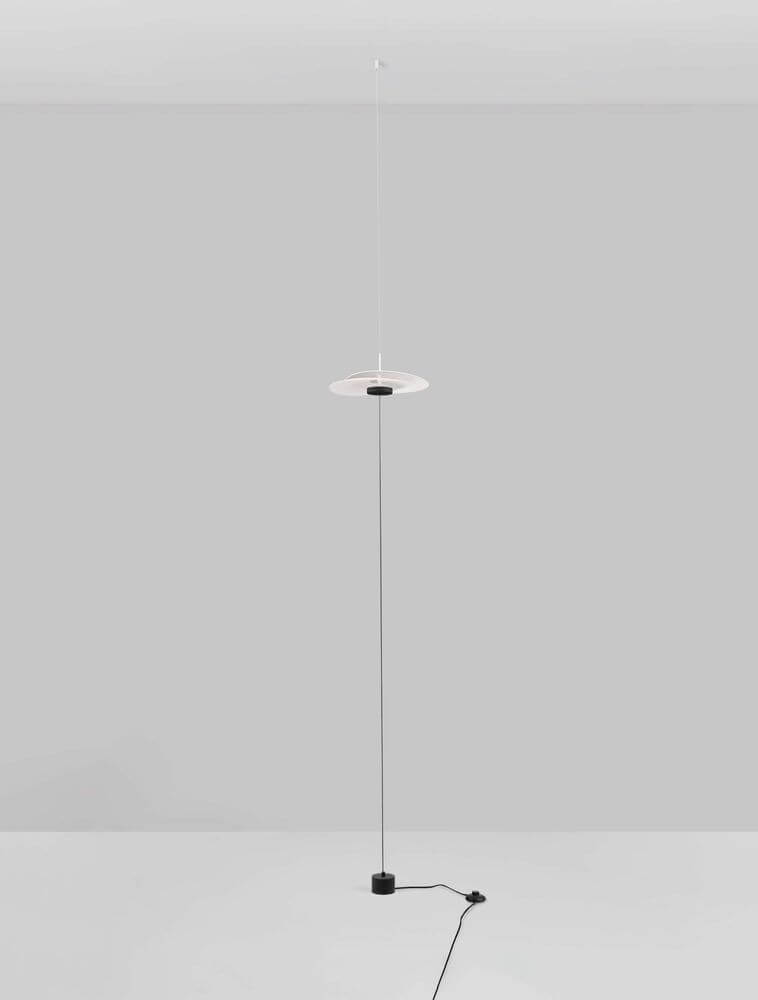 Olea LED Deckenleuchte Ø 35cm 3000K Netzstecker Weiß,Schwarz an moderne Decke installiert.