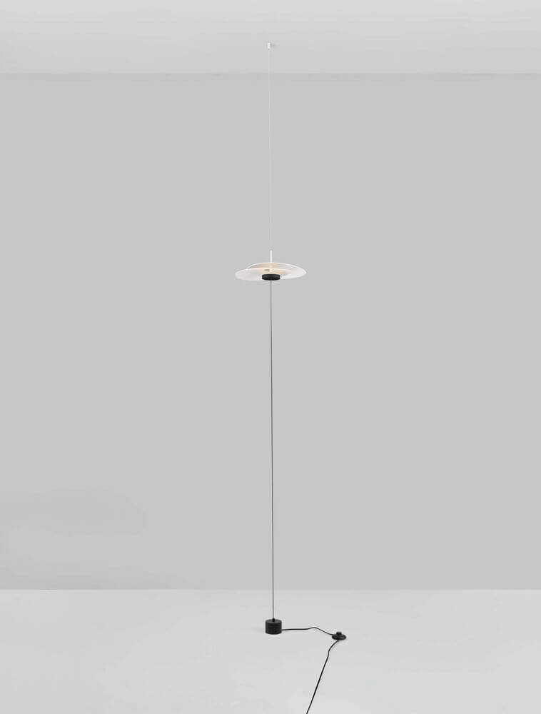 Olea LED Deckenleuchte Ø 35cm 3000K Netzstecker Weiß,Schwarz in minimalistischen Raum.
