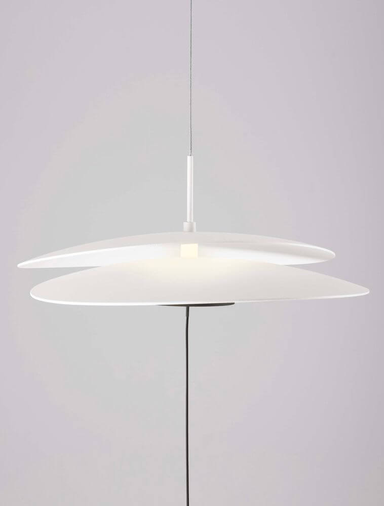 Olea LED Deckenleuchte Ø 35cm 3000K Netzstecker Weiß,Schwarz in modernem Design hängend.