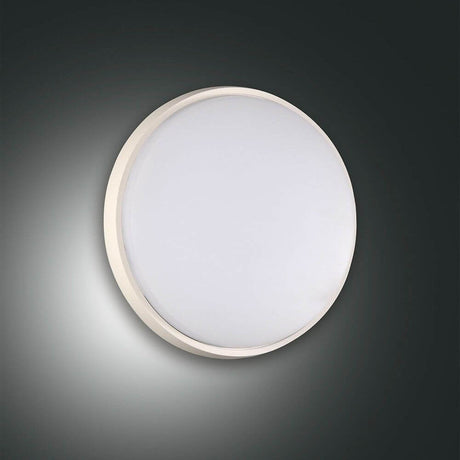 Olly LED Deckenleuchte Ø 18cm IP54 900lm Weiß an Wand installiert, flach und stilvoll.