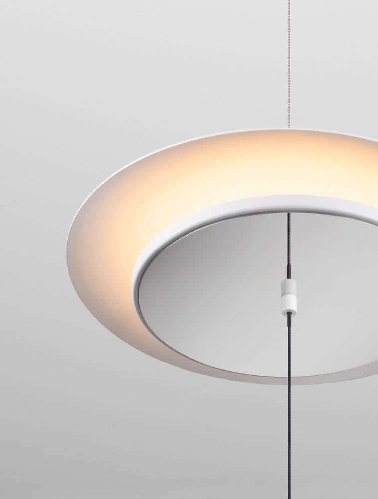 Olos LED Deckenleuchte 3000K Netzstecker Weiß,Chrom hängend mit sanfter Beleuchtung.