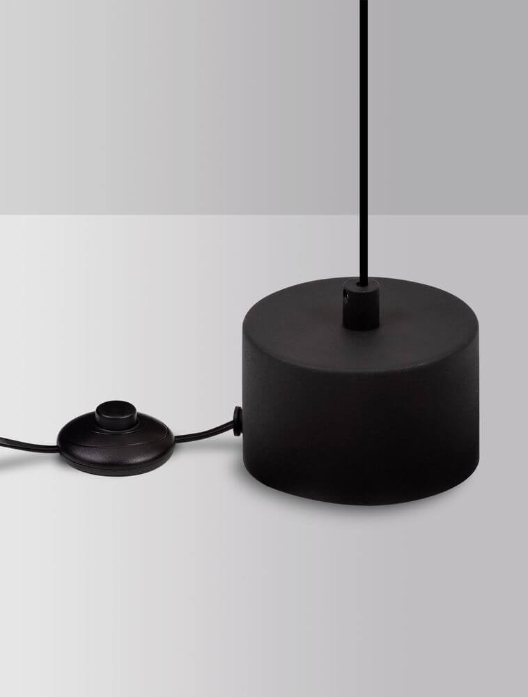 Olos LED Deckenleuchte 3000K Netzstecker Weiß,Chrom mit schwarzem Lampenanschluss.