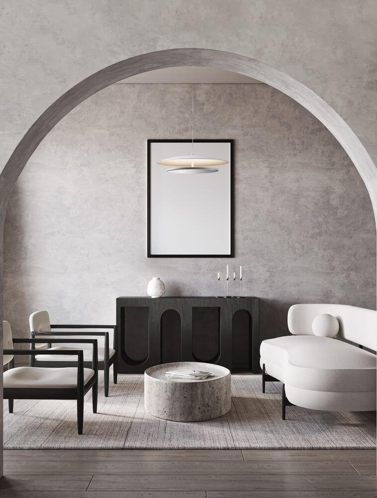 Olos LED Pendelleuchte 3000K Weiß,Chrom in modernem Wohnraum mit eleganten Möbeln und minimalistischer Dekoration.