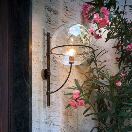 Oluce ball glas udendørs væglampe Lyndon Sort, stilren vægbelysning med glas og metal til udendørsarealer.