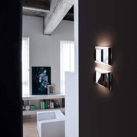 Oluce LED Wandleuchte Kelly Weiß in modernem Interieur mit stilvollem Design und Lichtreflexion.