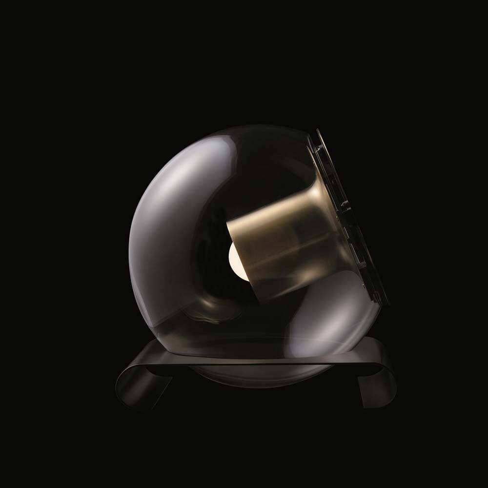 Oluce Tischlampe The Globe Antik Goldfarben auf schwarzem Hintergrund, elegant designte Tischlampe.