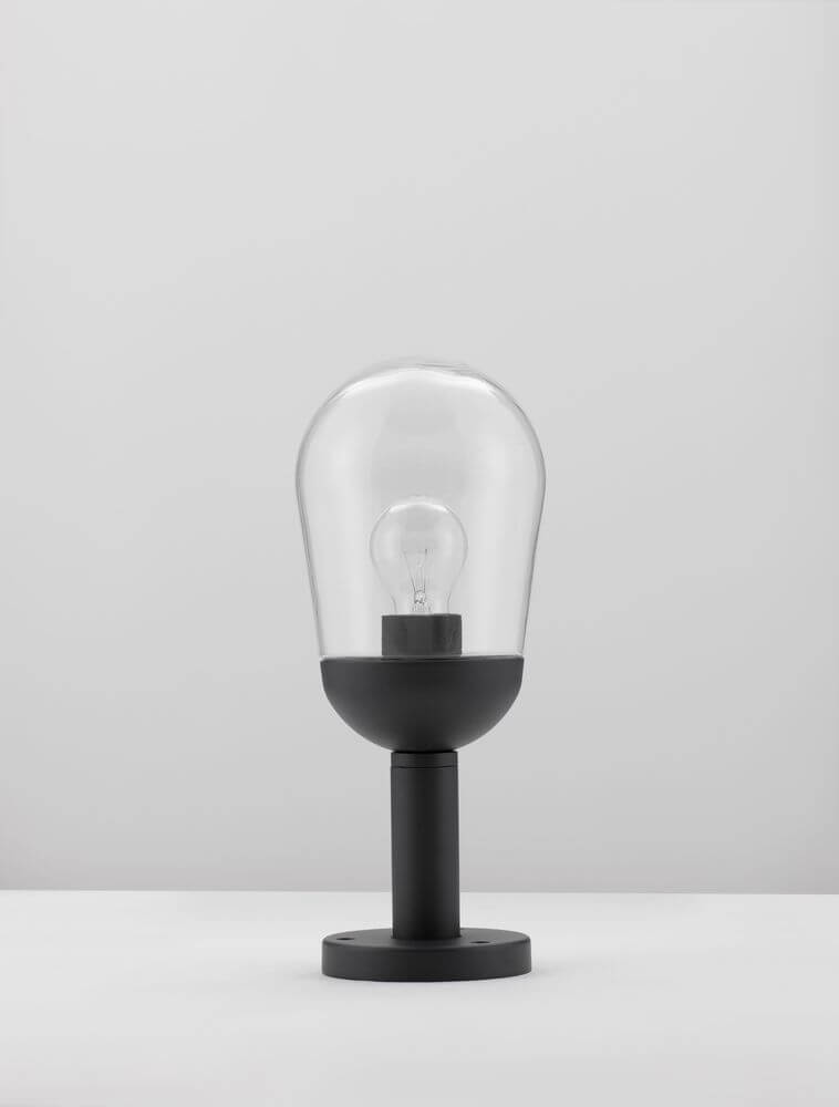 Omika Außensockelleuchte Dunkelgrau IP54 im modernen Design mit Glas-Element und Aluminium-Korpus.