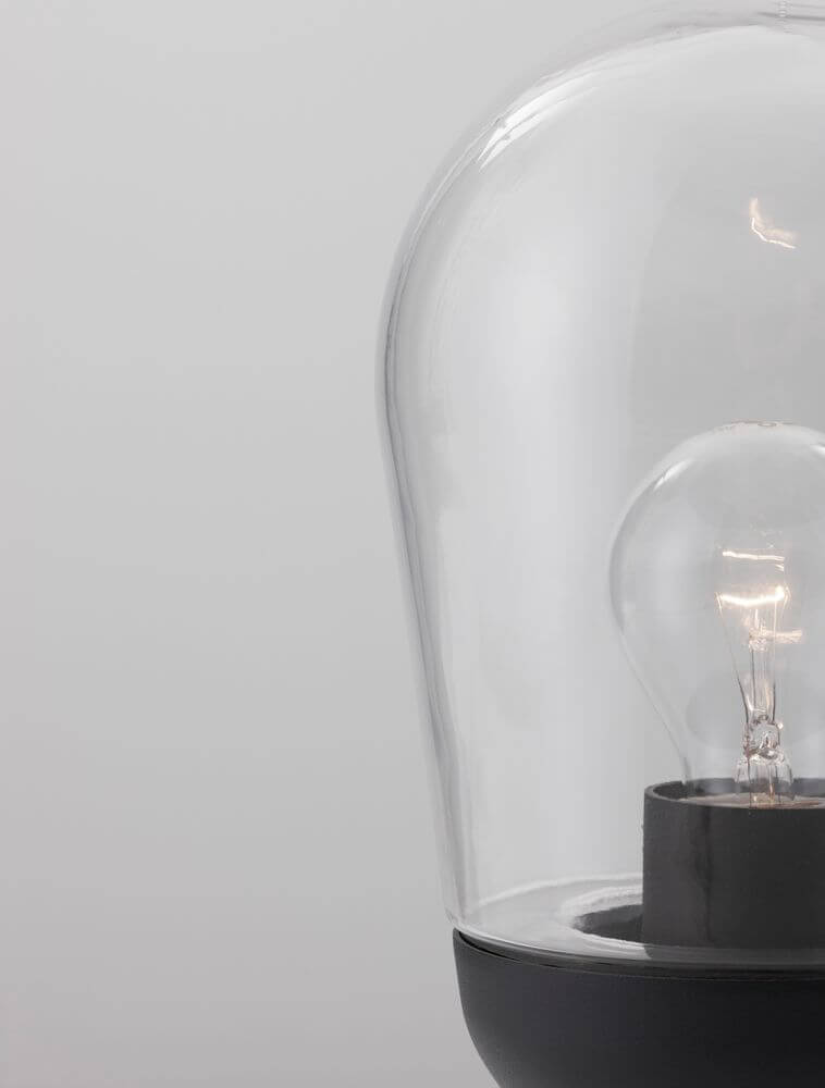 Omika Außensockelleuchte Dunkelgrau IP54 mit Glas-Abdeckung und sichtbarem Glühbirnen-Element.