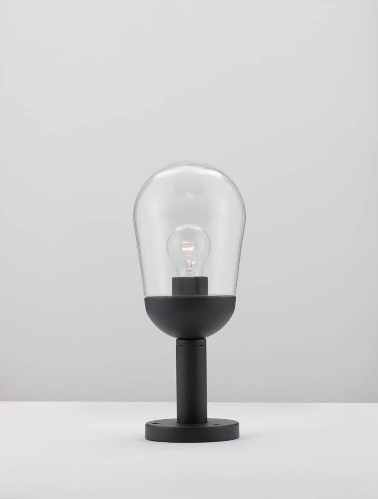 Omika Außensockelleuchte Dunkelgrau IP54 auf Tisch mit Glas-Element und stilvollem Design.