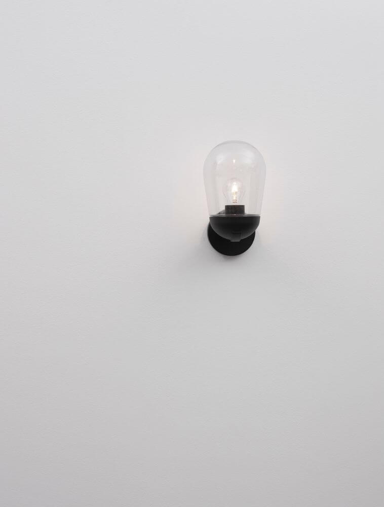 Omika Außenwandleuchte Dunkelgrau IP54 an einer Wand montiert mit Glas und schwarzem Halter.