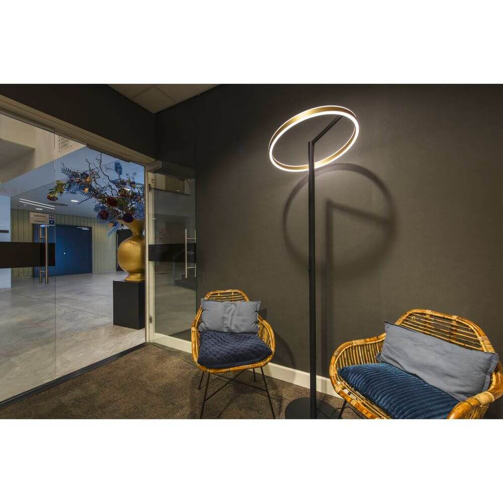 One Straight FL Stehleuchte mit kreisrundem Leuchtenkopf in modernem Raumdesign.