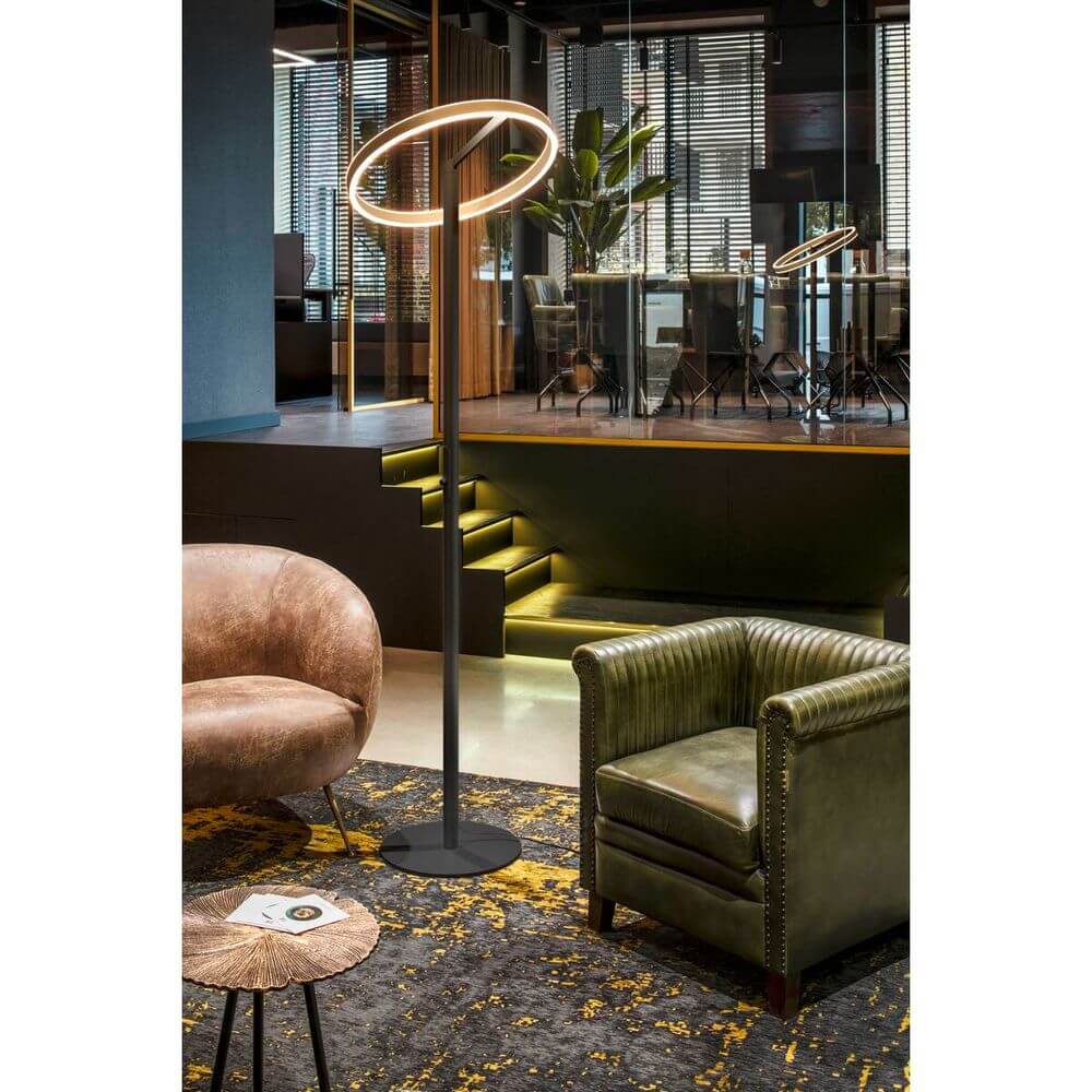 Moderne One Straight FL Stehleuchte in elegantem Wohnzimmer, strahlt warmes Licht aus und schafft stilvolles Ambiente.