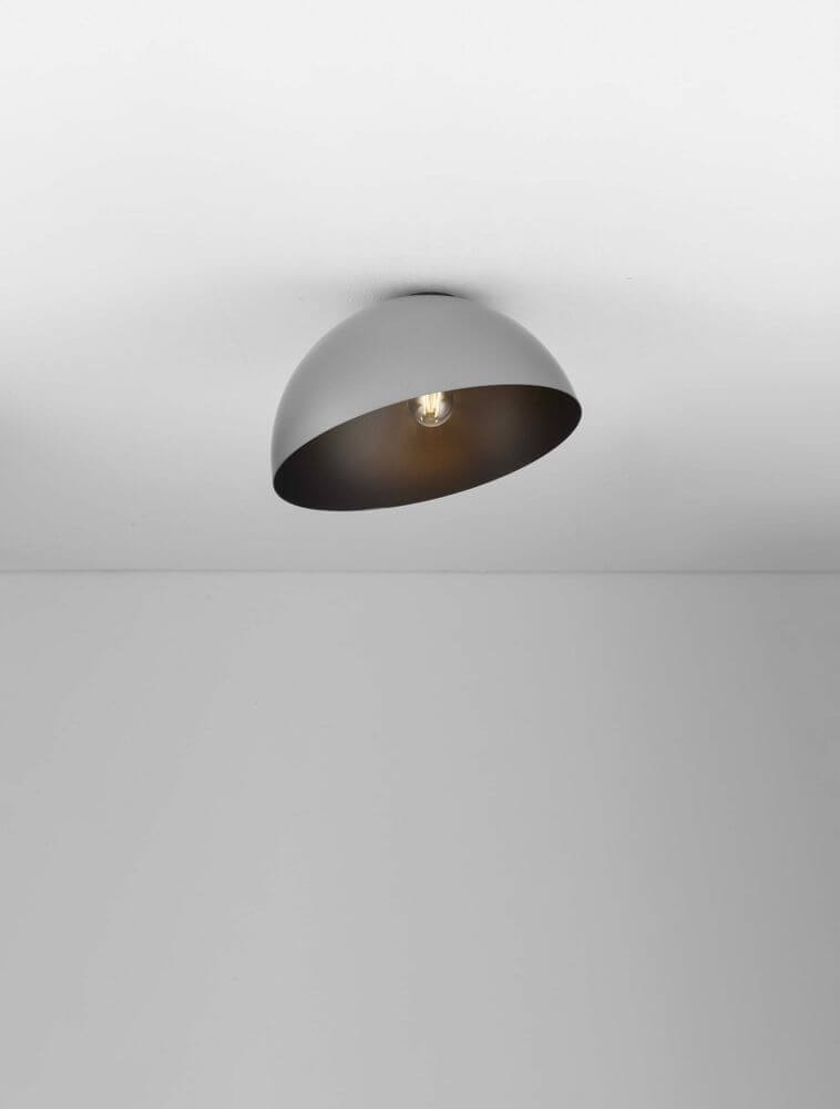 Alt Tag: Onia Deckenleuchte E27 Ø 40cm weiße Halbkugel-Deckenleuchte mit schwarzem Innenrand und sichtbarer Glühbirne