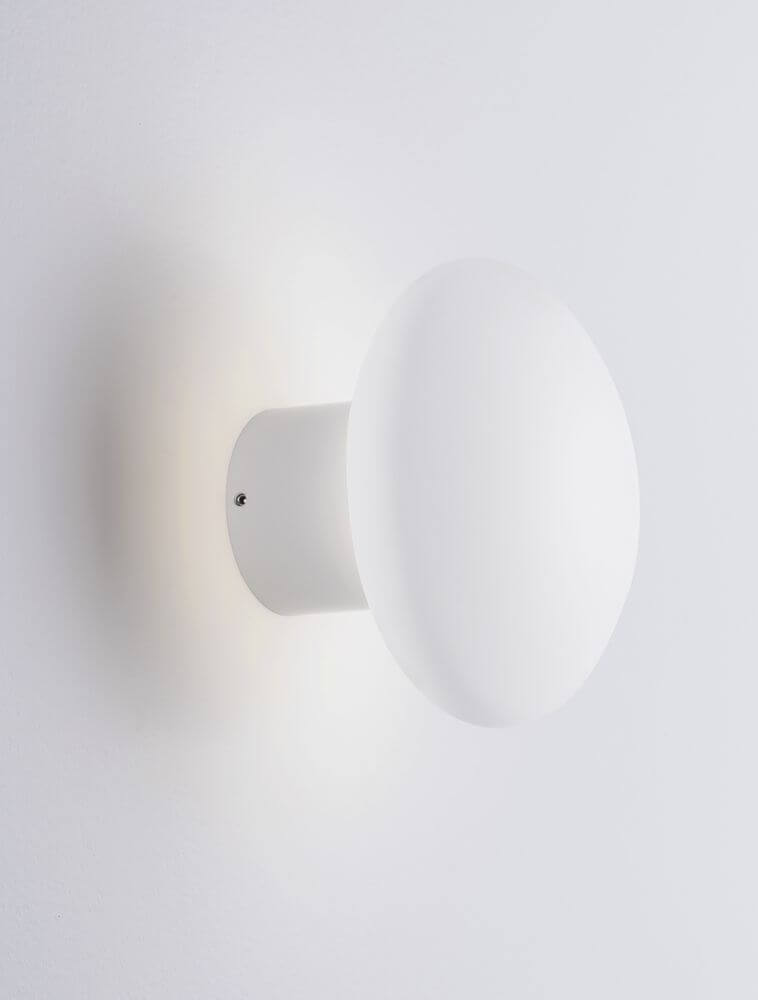 Onut LED Wandleuchte 3000K Weiß mit modernem Design und sanfter Beleuchtung für jeden Raum.