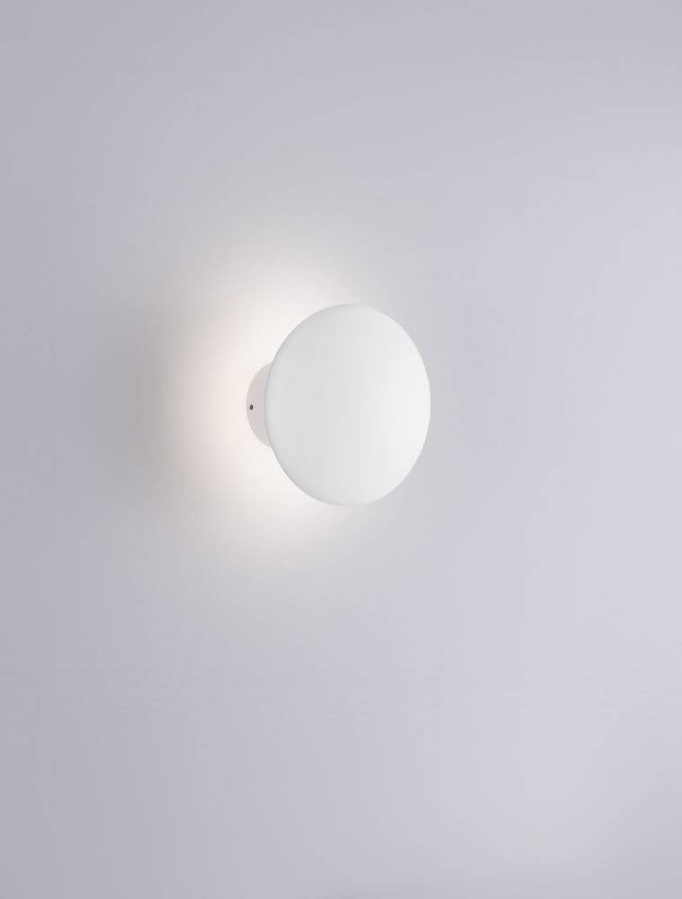 Onut LED Wandleuchte 3000K Weiß an einer Wand montiert, modernes und minimalistisches Design.