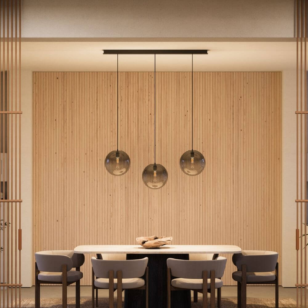s.luce Orb 3-flammig Ø 30 Esstisch-Pendelleuchte 120cm über einem modernen Esstisch in stilvollem Raum.