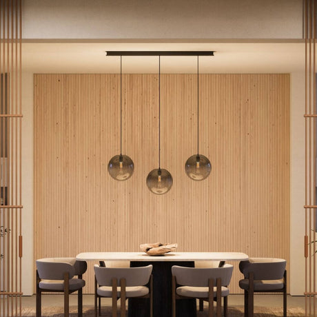 s.luce Orb 3-flammig Ø 30 Esstisch-Pendelleuchte 120cm über einem eleganten Esstisch mit Holzdekor.