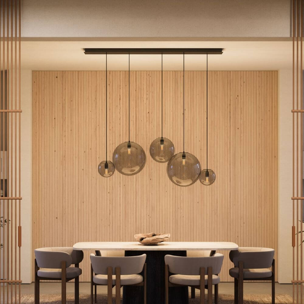 s.luce Orb 5-flammige Esstischlampe 2-reihig 160cm über einem eleganten Esstisch in modernem Ambiente.