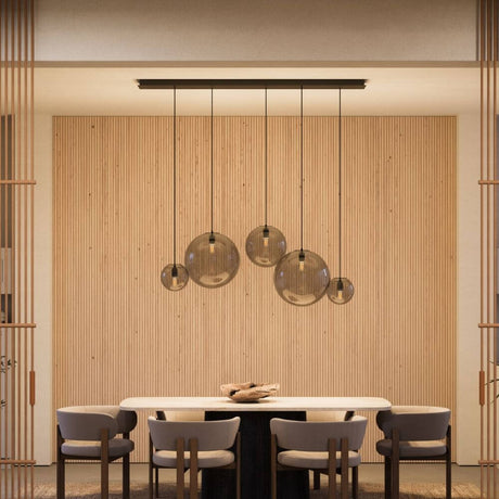 s.luce Orb 5-flammige Esstischlampe 2-reihig 160cm über einem eleganten Esstisch in modernem Ambiente.