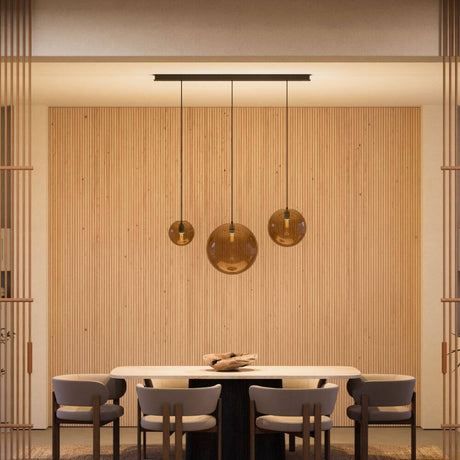 s.luce Orb Esstisch-Hängelampe 3-flammig 120cm Ø 20/30/40 über Esstisch in modernem Interieur.