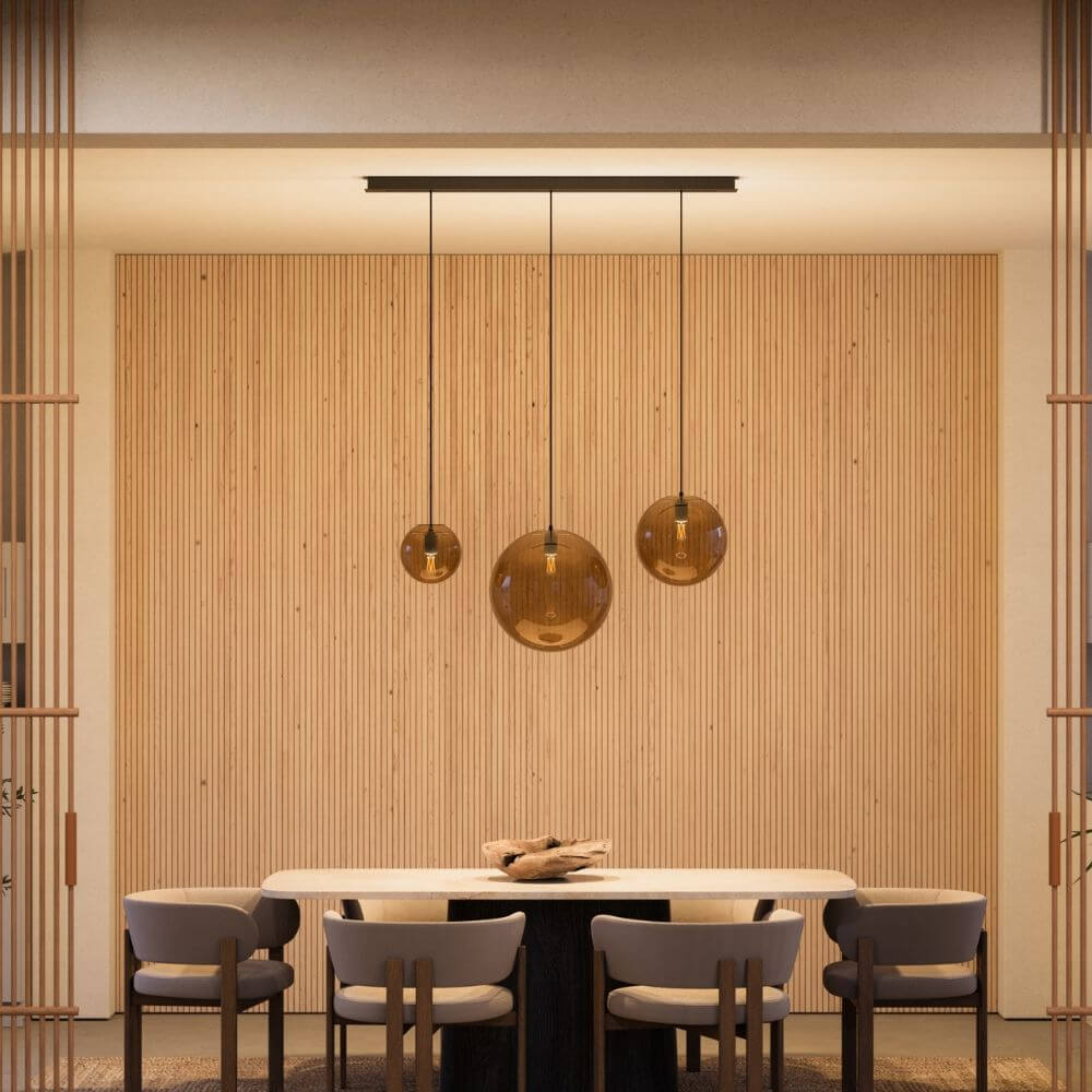 s.luce Orb Esstisch-Hängelampe 3-flammig 120cm Ø 20/30/40 über einem eleganten Esszimmer-Tisch.