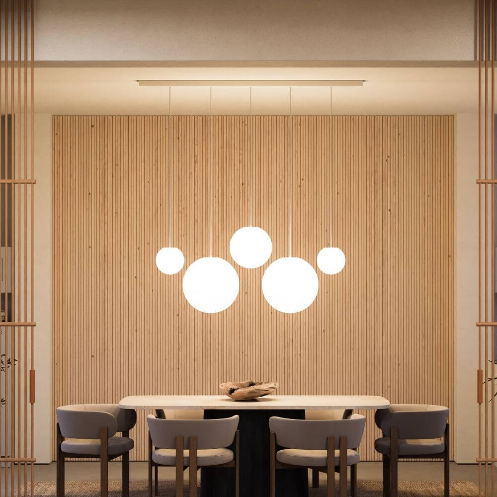 s.luce Orb Esstisch-Hängeleuchte 5-flammig 160cm über einem eleganten Esstisch in modernem Ambiente