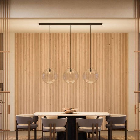 s.luce Orb Esstischleuchte 3-flammig 160cm Ø 3x40 über einem modernen Essplatz mit klaren Glaskugeln.