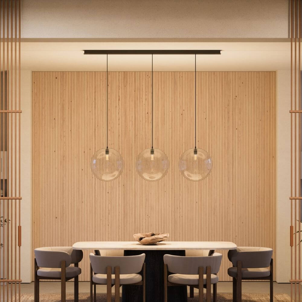 s.luce Orb Esstischleuchte 3-flammig 160cm Ø 3x40 über einem modernen Essplatz mit klaren Glaskugeln.