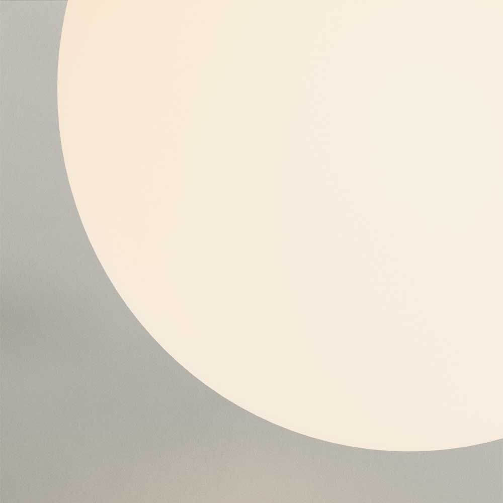 s.luce Orb Axis Glas-Tischlampe Dreibein 20cm - Nähe der Glaskugel und das Lichtdesign.