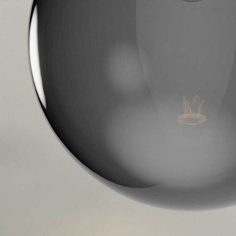 s.luce Orb Axis Glas-Tischlampe Dreibein 20cm Detailansicht der Glaskugel und Leuchtmittel