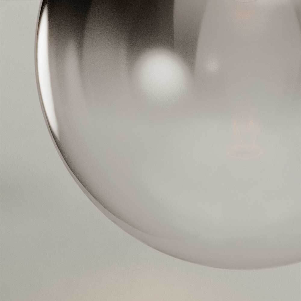 Nahaufnahme der s.luce Orb Axis Glas-Tischlampe Dreibein 20cm mit elegantem Glaskugel-Design.