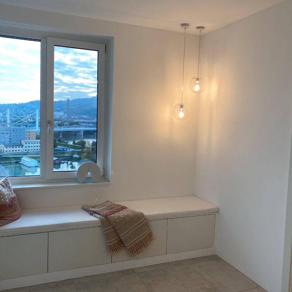 s.luce Orb Glaskugel Galerieleuchte 5m Abhängung in modernem Wohnraum mit Fensteraussicht.