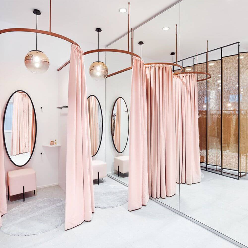 s.luce Orb Glaskugel Galerieleuchte 5m Abhängung in einem modernen Umkleidebereich mit rosa Vorhängen.