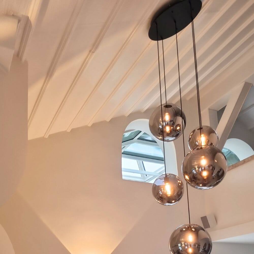 s.luce Orb Glaskugel Galerieleuchte Aufhängung 500cm Weiß in modernem Raumdesign mit mehreren Leuchtkugeln.