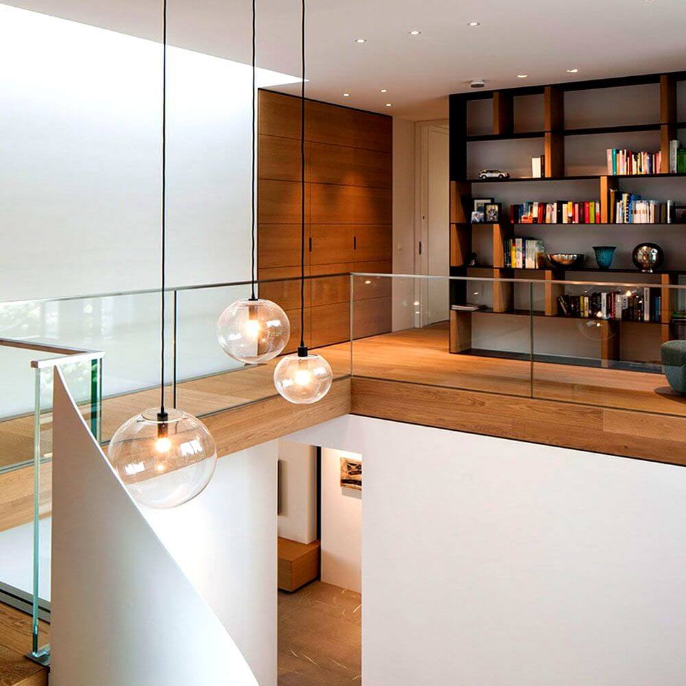 s.luce Orb Glaskugel Galerieleuchte Aufhängung 500cm Weiß in modernem Wohnambiente.