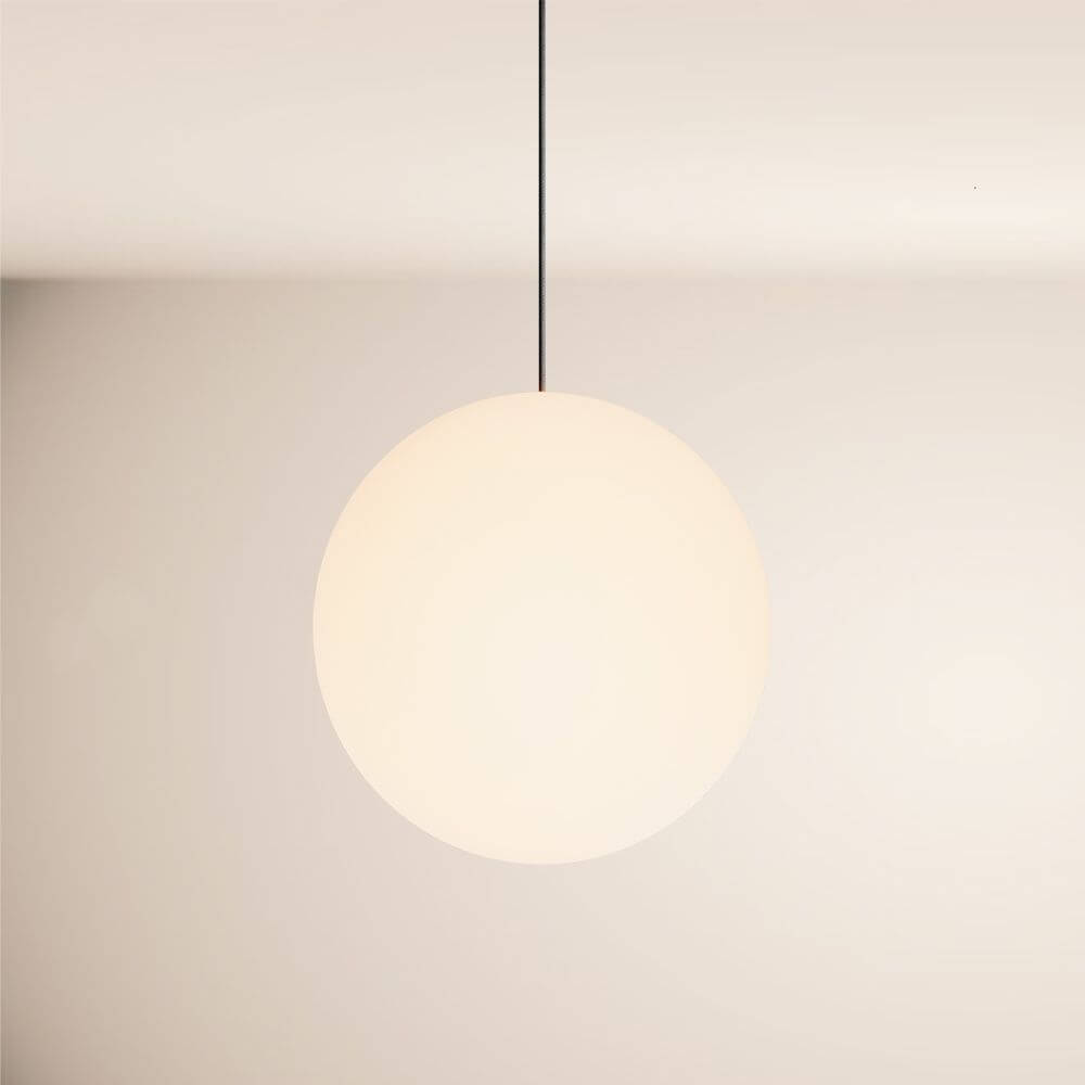 s.luce Orb Glaskugel Galerieleuchte 500cm Aufhängung Schwarz hängend in minimalistischen Raum