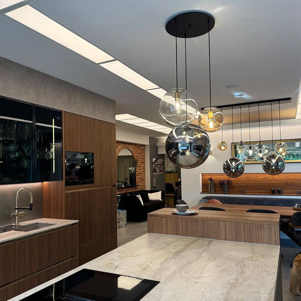 s.luce Orb Glaskugel Galerieleuchte 500cm Aufhängung Schwarz in moderner Küche mit Eleganz.