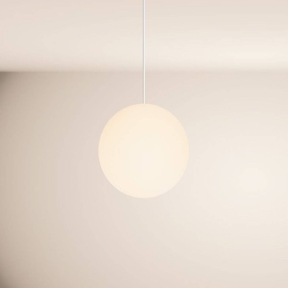 s.luce Orb Glaskugel Galerieleuchte Aufhängung 500cm Weiß in minimalistischen Design, schwebend im Raum.