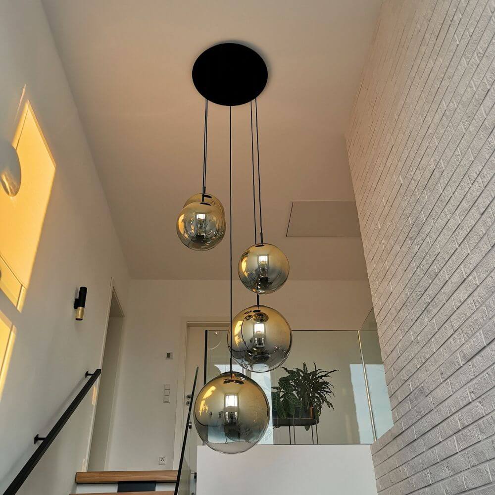 s.luce Orb Glaskugel Galerieleuchte Aufhängung 500cm Weiß in modernem Interieur mit goldenen Kugeln