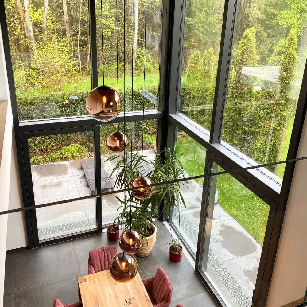 s.luce Orb Glaskugel Galerieleuchte Aufhängung 500cm Weiß in modernem Wohnraum mit großen Fenstern.